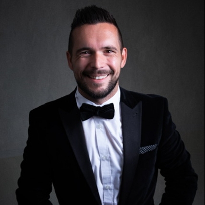 Be entertained by Stephen B Wiley at Ascot Racecourse's Signature Wedding Show