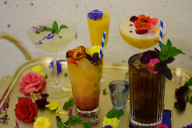 Flowers and cocktails; the perfect wedding combo: Image 1