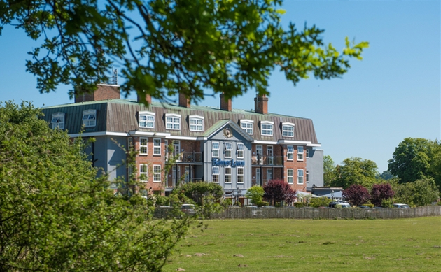 Free winter wedding at New Forest hotel and spa: Image 1b