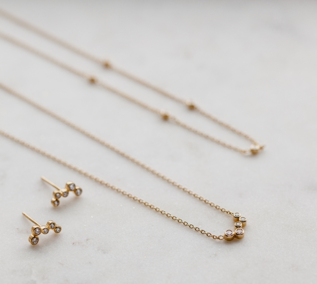 Minimalist jewellery for the entire bridal party: Image 1