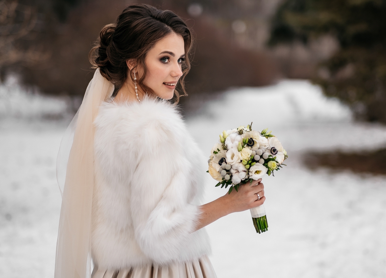 Winter wedding bridal beauty: Image 1