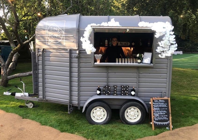 Southampton-based mobile horsebox bar for weddings