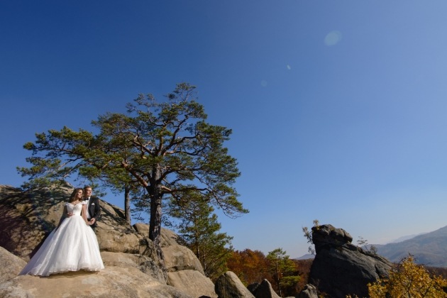 wedding couple on rocks