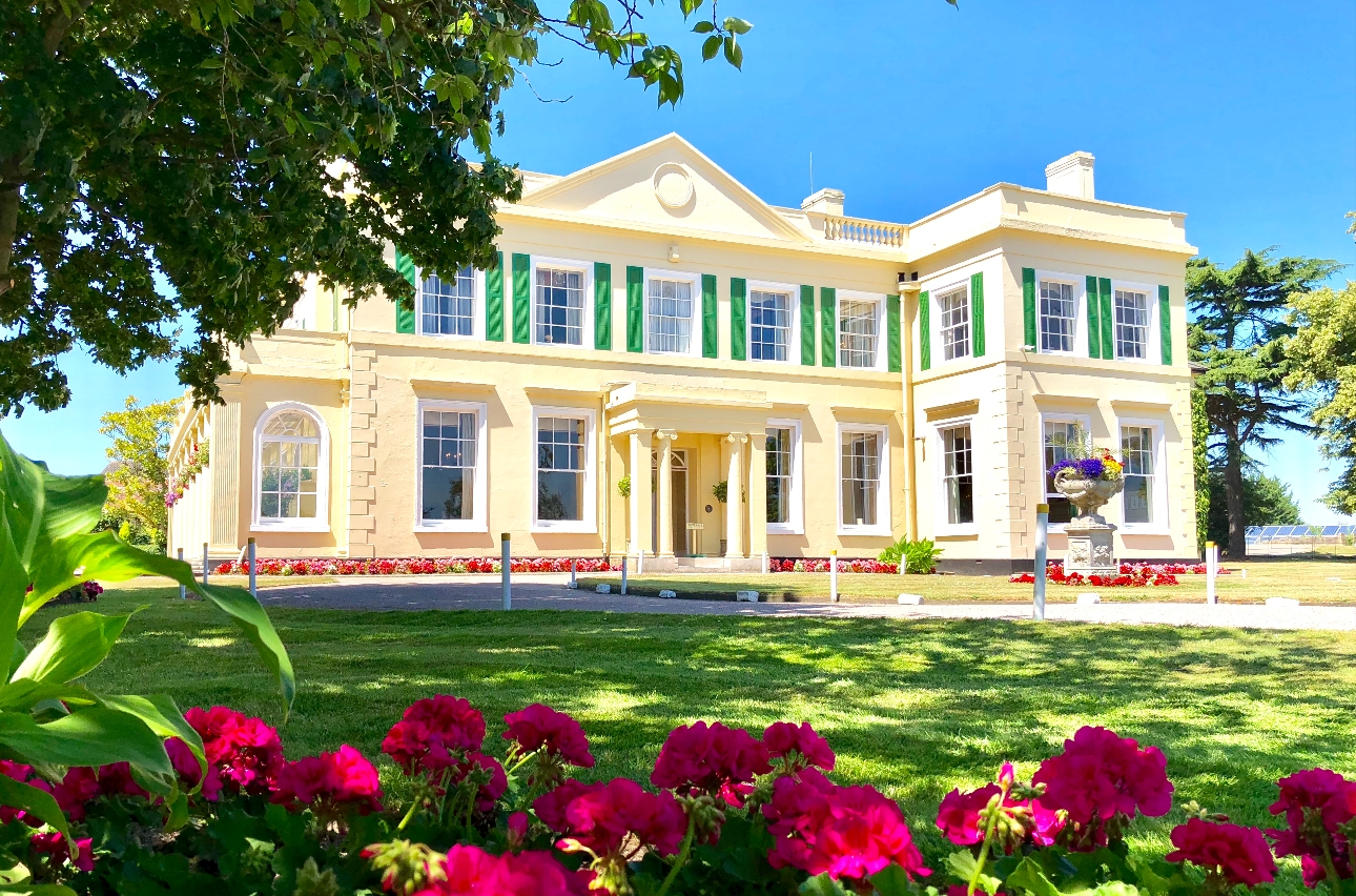 Georgian Manor House with 100ft of covered Terrace