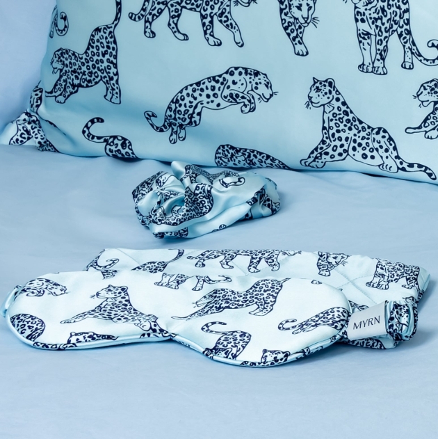 MYRN eye maske and pillow in blue 